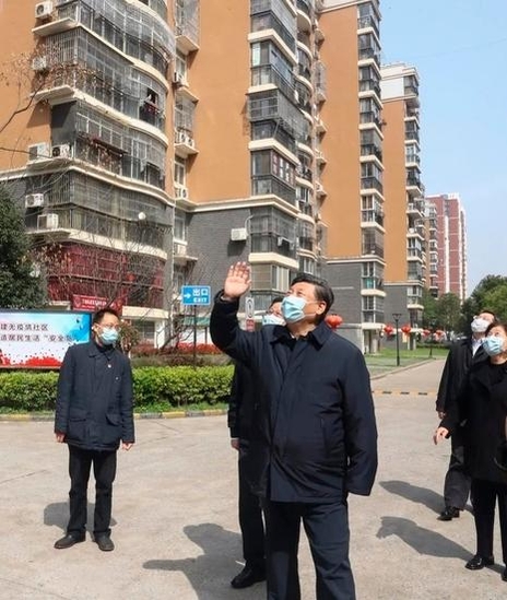 시진핑 중국 국가주석이 2020년 3월 10일 코로나 진원지인 후베이성 우한을 방문해 주민을 향해 손을 흔들고 있다. /중국 신화사
