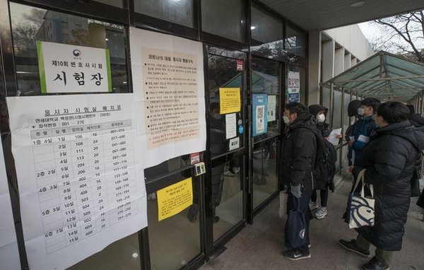제10회 변호사 시험이 시작된 5일 서울 연세대학교 백양관 시험장으로 수험생들이 들어가고 있다. /이태경 기자