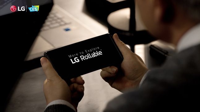 LG전자가 11일 CES 2021 프레스컨퍼런스 영상에서 공개한 롤러블 스마트폰 'LG롤러블'.ⓒLG전자