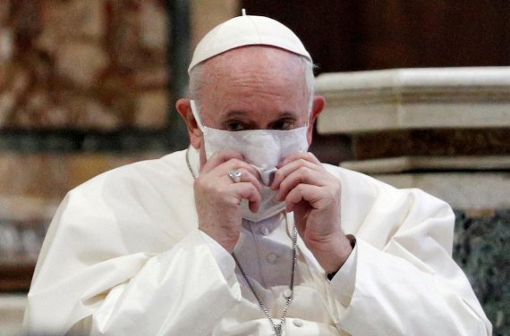 마스크를 쓰고 있는 프란치스코 교황/ 사진=로이터뉴스1