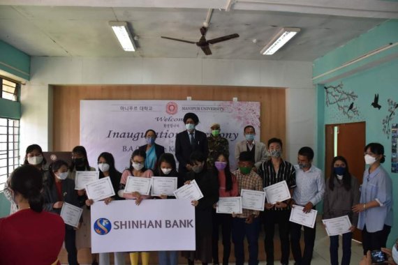 신한은행은 지난해 11월 인도 마니푸르 대학교 학생들에게 장학금을 전달했다. 장학금을 수여 받은 학생들이 기념촬영을 하고 있다.