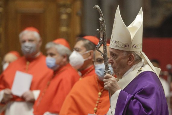 프란치스코 교황(오른쪽 첫번째)이 지난해 11월 29일 바티칸에서 미사를 집전하고 있다.AP뉴시스