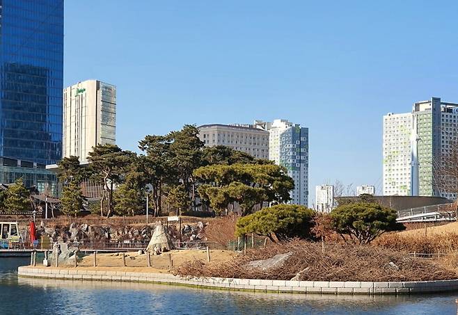 인천 송도 센트럴파크 공원 내 토끼 사육장이 인공섬에 조성되어 있다. 토끼보호연대 제공