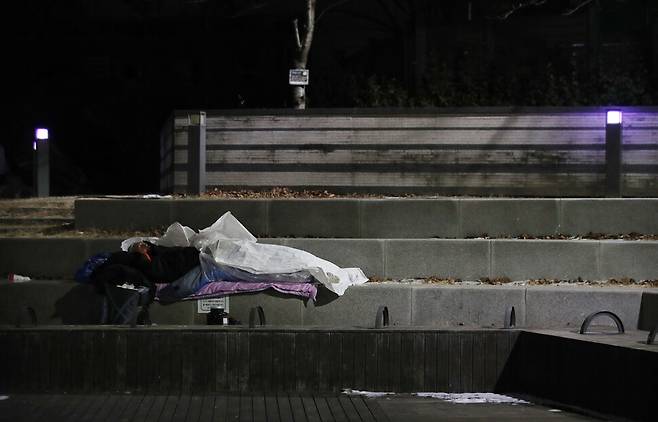 10일 밤 서울역 인근 공원에서 노숙인들이 침낭, 종이박스 등에 의지한 채 영하 10도의 날씨를 견디고 있다. 백소아 기자 thanks@hani.co.kr