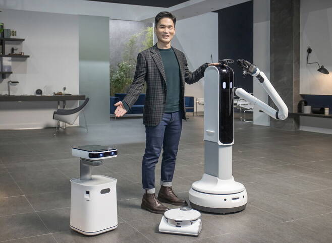 삼성전자 승현준 사장이 ‘CES 2021’ 삼성 프레스 콘퍼런스에서 ‘삼성봇 케어', ‘제트봇 AI’, ‘삼성봇 핸디’를 소개하고 있다. 삼성전자 제공