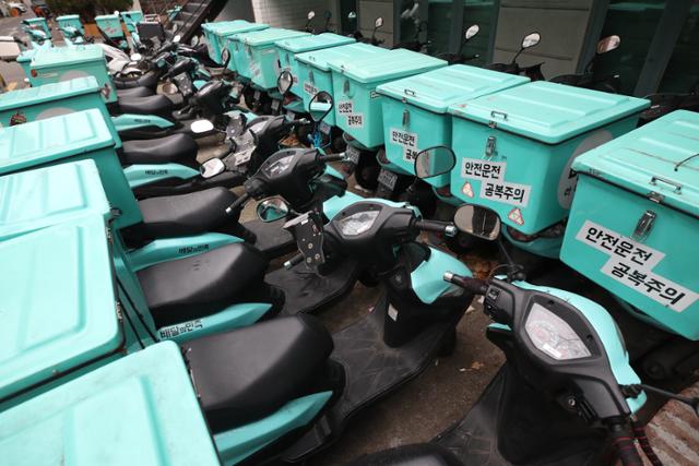 코로나19 수혜 업종으로 꼽히는 배달앱 업체의 오토바이가 늘어서 있는 모습. 연합뉴스