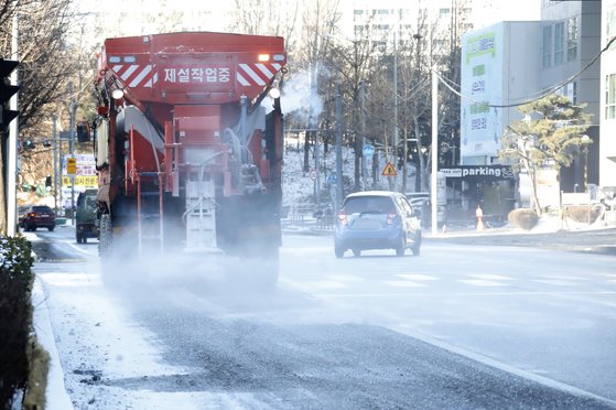7일 오전 서울 양천구 목동 일대에서 제설차량이 얼어붙은 빙판길을 정비하고 있다. [뉴스1]