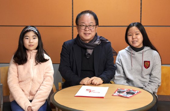 김률희(왼쪽)·김수안 학생기자가 ‘휴보 아빠’ 오준호(가운데) KAIST 석좌교수와 만났다.