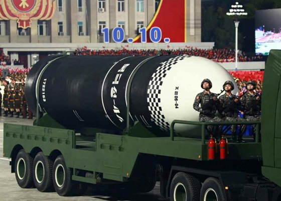 북한은 새로 개발하는 핵잠수함에 지난해 10월 열병식에서 공개한 신형 SLBM '북극성-4ㅅ(시옷)'을 탑재할 것으로 분석된다.[사진 연합뉴스]