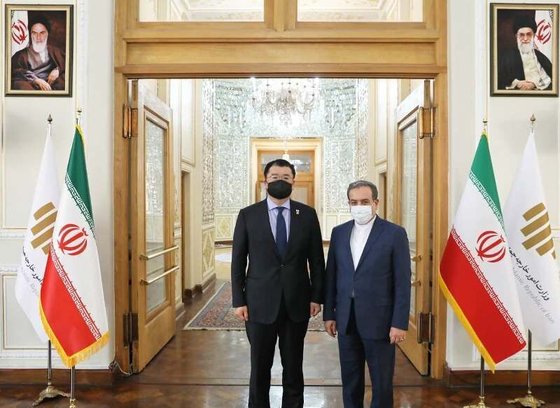 최종건 외교부 1차관(왼쪽)이 10 일(현지시간) 이란 테헤란에서 아바스 아락치 이란 외무부 차관(오른쪽)과 면담했다. [이란 국영 IRNA]