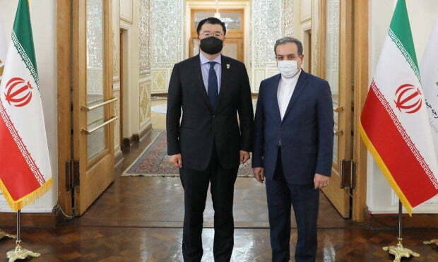 최종건 외교부 1차관(왼쪽)이 10일(현지시간) 이란 테헤란에 도착해 압바스 아락치 이란 외무부 차관과의 회담에 앞서 기념촬영을 하고 있다. 사진=이란 외무부