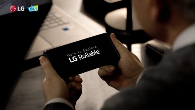 LG전자가 11일 개막한 CES 2021에서 롤러블 스마트폰 구동영상을 깜짝 공개했다. LG전자 제공.