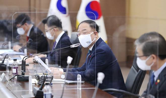 Finance Minister Hong Nam-ki speaks during a meeting on external economic policies held at the government complex in Sejong, Monday. (Yonhap)