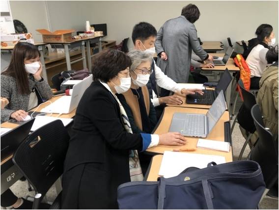 ▲ 개인 맞춤형으로 강의를 듣고 있는 학생들. 대구한의대 제공