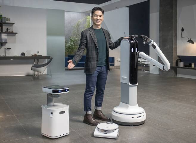 ▲승현준 사장이 CES 2021 삼성 프레스컨퍼런스에서 '삼성봇™ 케어', '제트봇 AI', '삼성봇™ 핸디'를 소개하고 있다.(사진제공=삼성전자)