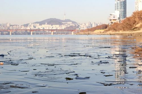 지난해 12월 17일 오전 서울 뚝섬한강공원 인근 선착장에 얼음이 얼어 떠 있는 모습. 기사와 무관한 사진. 연합뉴스