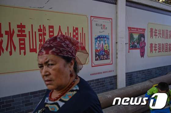 지난 2019년 9월 한 여성이 중국 신장 위구르 자치구에서 걸어가고 있다. /사진=뉴시스