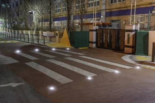 서초구 초등학교 앞에 설치된 활주로형 횡단보도./사진제공=서초구청