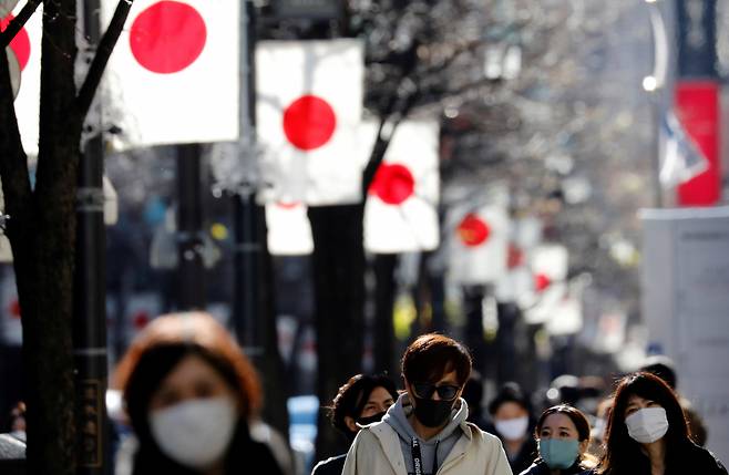 지난 10일 차량 통행이 금지된 긴자 쇼핑가를 걸어가는 도쿄 시민들의 모습. 도쿄 등 일본 수도권 4개 광역지역에는 코로나19 대응을 위한 긴급사태가 선포됐다.[연합]