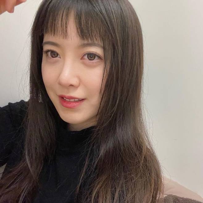 Actor and writer Ku Hye-sun has reported on the latest.Ku Hye-sun posted several photos on his Instagram on January 10, along with an article entitled Churfbang. . Where did you go (I did not think much of it)?The photo shows Ku Hye-sun, who is styling the chaffy bang and staring at the camera with a lovely expression. The slender jaw line and doll-like features catch the eye.Still sporting beautiful beauty, she also showed off her humiliating visuals in close-range selfies.Meanwhile, Ku Hye-sun has recently appeared on the Kakao TV web entertainment Face ID.