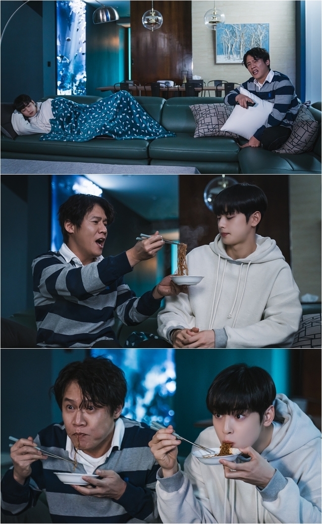 The unexpected cohabitation of Jung Eun-woo and Park Ho-san is captured, raising interest.TVNs drama Goddess Gangrim (directed by Kim Sang-hyeop/playwright Ishieun/planned tvN, studio Dragon/production main factory, studio N) has a complex of appearances, but then Ju-kyung (Moon Ga-young), who became a goddess through Make-up, and Suho (Cha Jung Eun-woo), who kept her scars, meet and share each others secrets and grow up self-esteem. Recovery romantic comedy.In the last broadcast, Suho found out that Seo Jun (played by Hwang In-yeop) also liked Ju Kyung, and could not hide his growing heart toward Ju Kyung.Soon after the end of the 8th episode Suho delivered a confession to the Lord and gave a sweet kiss to the heart.So, the interest in the romance between Ju Kyung and Suho, who confirmed their hearts with a kiss, was gathered.Among them, the Goddess Kangrim side released an unexpected two-shot of a house by Jung Eun-woo and Park Ho-san (played by Lim Jae-pil, the main driver) on January 11.Park Ho-san in the public steel looks natural and comfortable as if the house of Jung Eun-woo is his house.Even though the landlord, Jung Eun-woo, is asleep, he is immersed in Nippon TV alone, and eventually laughs at Jung Eun-woo, who wakes up, with the cheerfulness of recommending ramen noodles.Jung Eun-woo pulls back and attracts attention with his embarrassment.But then Jung Eun-woo seems to be assimilated to Park Ho-san, causing a laugh.The two people who sit side by side and suck in the ramen noodles and watch Nippon TV look like a rich man.Especially, the expression of Jung Eun-woo, who has a round eye as if he was in the new world, makes the viewers clown twitch.