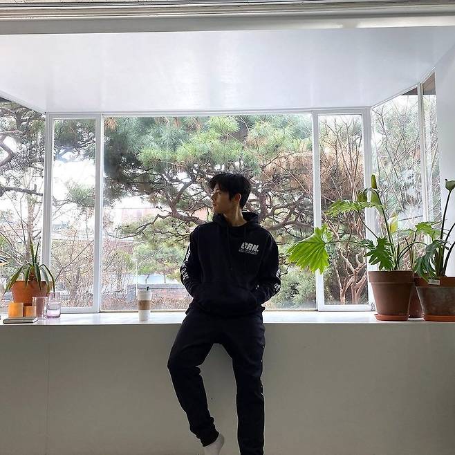 Singer and actor Kim Dong-jun showed off his brilliant visuals even in everyday life.Kim Dong-jun posted several photos on his Instagram on January 11 and released his current situation.Kim Dong-jun in the open photo stands in the background of a wide window with blue trees.Kim Dong-jun, who wore training pants and a Robin Hood T-shirt, showed off his warm visuals with a small face and distinctive features despite his undecorating comfortable outfit.