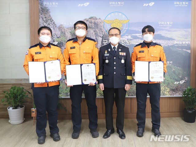 하트세이버 인증서 받는 구급대원들 (사진=구미소방서 제공)