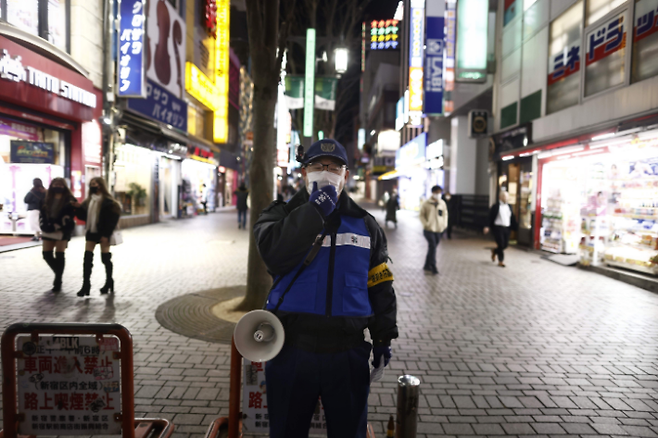 코로나19 긴급사태 선언 첫날 외출 자제 당부하는 일본 경찰관. 연합뉴스