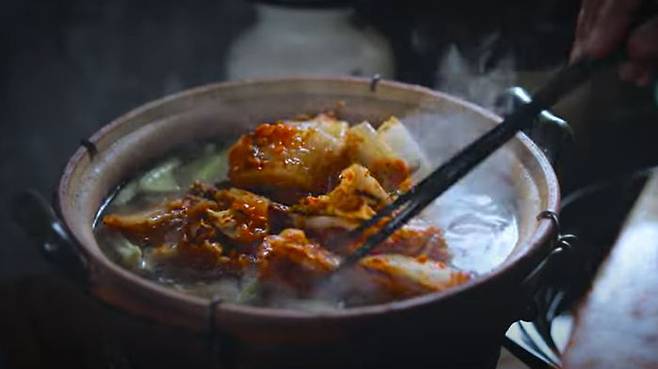 김치로 국물 요리 만드는 중국 유튜버 리쯔치