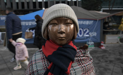 10일 서울 종로구 옛 주한 일본대사관 앞 평화의 소녀상에 털모자와 목도리가 둘려 있다. 하상윤 기자