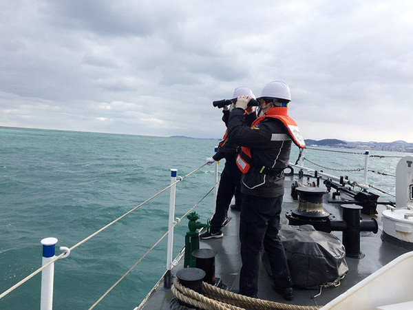 해경이 제주해사에서 침몰한 32명민호 실종자 수색작업을 벌이는 모습(제주해양경찰서)