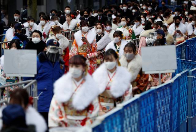 11일 일본 요코하마 아레나에서 열린 ‘성인의 날’ 행사에 참석하기 위해 20세를 맞은 젊은이들이 기모노 차림에 마스크를 착용한 채 체온 측정 순서를 기다리고 있다. 코로나19 확산세가 심각해지면서 일본 정부가 수도권 지역에 긴급사태를 선포한 가운데 요코하마시가 수천 명이 참석하는 성인식을 강행하면서 부적절하다는 비판이 쏟아졌다. /로이터연합뉴스