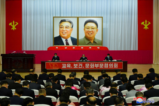 북한이 노동당 8차 대회를 7일째 이어가는 가운데 11일 군사, 공업, 농업 등 부문별 협의회를 진행했다고 12일 조선중앙통신이 보도했다(사진=평양 조선중앙통신/연합뉴스).