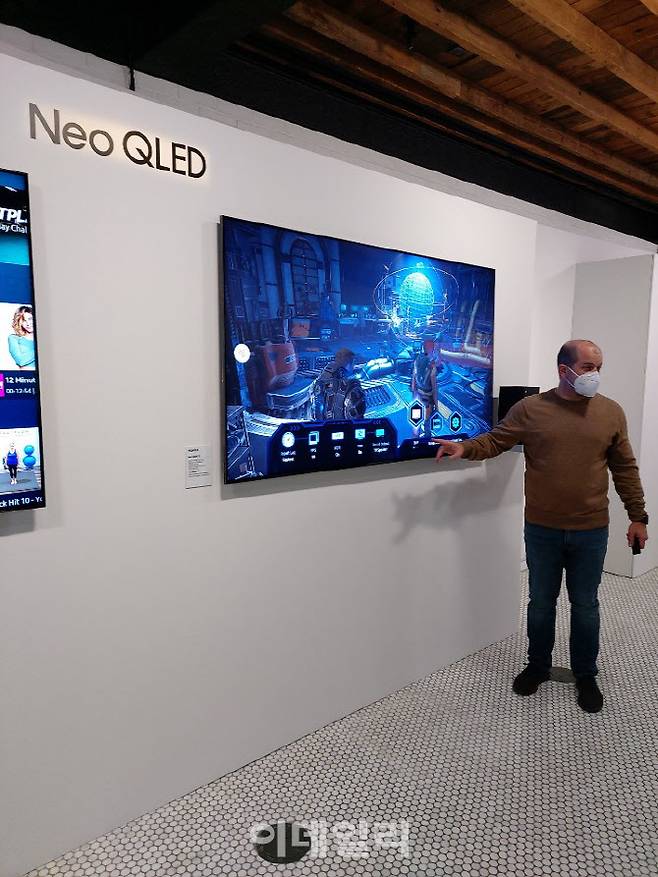 삼성전자가 지난 8일 오후(현지시간) 미국 뉴욕 맨해튼 뉴욕마케팅센터(삼성 837)에서 네오 QLED 4K TV 제품을 통해 게임 기능을 시연하고 있다. (사진=김정남 특파원)