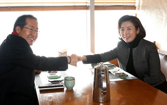 나경원(오른쪽) 전 자유한국당 원내대표와 무소속 홍준표 의원이 12일 서울 마포구 한 식당에서 만나 악수하고 있다. (사진=국회사진기자단)
