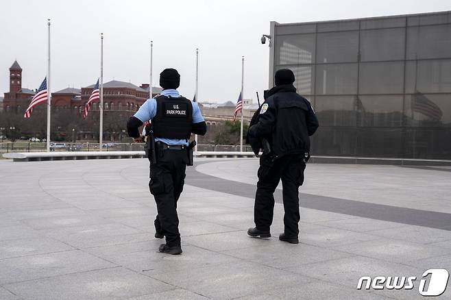 11일(현지시간) 미국 공원경찰들이 워싱턴DC 소재 워싱턴기념탑 주변을 순찰하고 있다. © AFP=뉴스1