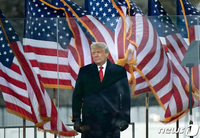 도널드 트럼프 미국 대통령이 지난 6일 워싱턴 백악관 인근 엘립스 공원에서 열린 지지자들의 ‘도둑질을 멈추라’ 집회에 도착을 하고 있다. © AFP=뉴스1 © News1 우동명 기자