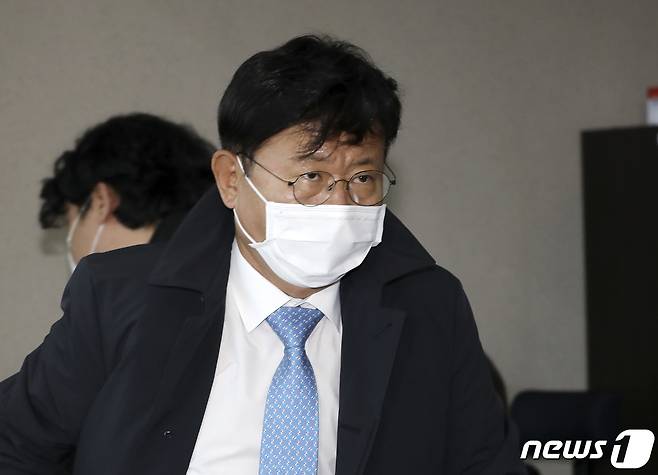 공직선거법 위반 혐의로 기소된 이선호 울산 울주군수가 울산 남구 울산지방법원에서 열린 재판에 출석하고 있다. © News1 윤일지 기자