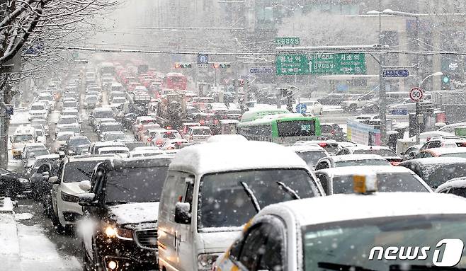 폭설이 내리고 있는 12일 오후 서울 서초구 교대역 인근 도로가 폭설로 인해 교통체증을 보이고 있다. 2021.1.12/뉴스1 © News1 임세영 기자