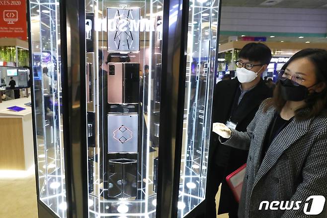 9일 서울 강남구 코엑스에서 열린 '2020 한국전자전(KES)'에서 삼성전자 부스 찾은 시민들이 '갤럭시 스마트폰' 제품을 살펴보고 있다. 2020.10.9/뉴스1 © News1 송원영 기자