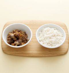 1. 삶은 꼬막은 살만 발라낸다. 쌀은 물에 씻어 20분 정도 불려 체에 밭친다. 물미역은 먹기 좋은 크기로 썰고 부추는 잘게 썬다. (Tip 삶은 꼬막 대신 통조림 꼬막을 이용해도 좋다.)