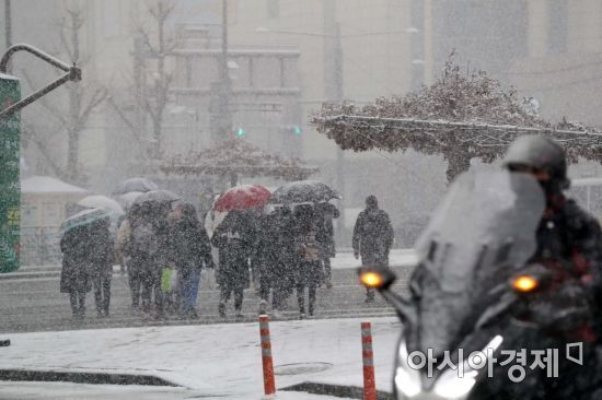 12일 서울 신촌 거리에 눈이 내리고 있다. /문호남 기자 munonam@