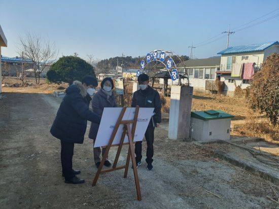 창원시 정혜란 제2부시장이 12일 주남저수지 전문 생태환경 교육장 상황을 점검하고 있다.(사진=창원시)