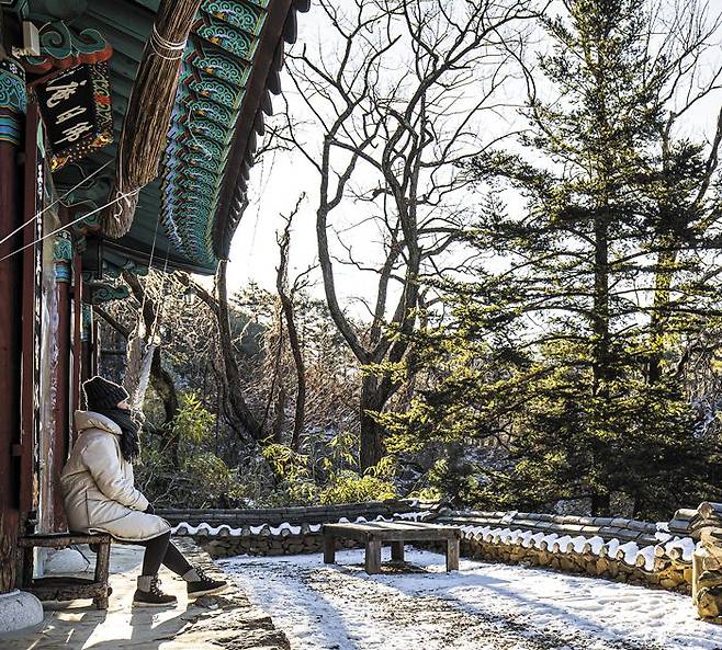 청학봉과 백학봉에 둘러싸인 경남 하동 불일암. /김종연 영상미디어 기자