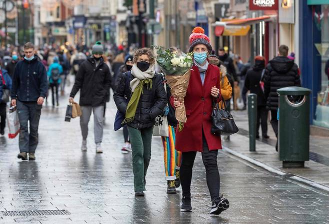 지난해 12월 31일(현지 시각) 아일랜드 수도 더블린에서 시민들이 걷고 있다. /AFP 연합뉴스