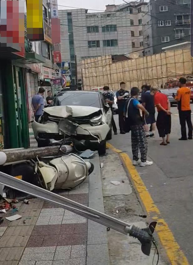지난해 9월 6일 오후 3시30분쯤 서울 서대문구 홍은동의 한 패스트푸드점 앞에서 소형 SUV가 들이받은 가로등이 쓰러져 있다. 이 가로등에 부딪힌 6세 이모군은 병원에 이송됐으나 끝내 숨졌다. /독자 제공