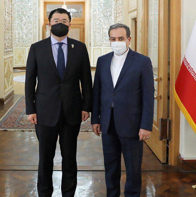 최종건 외교부 1차관과 아바스 아라그치 이란 외교차관(오른쪽)이 10일 이란 테헤란 외교부 청사에서 회담에 앞서 기념 촬영을 하고 있다. 테헤란=AP 뉴시스
