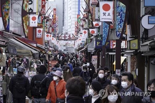 '성인의날' 공휴일인 11일 도쿄 우에노(上野) 전통시장이 쇼핑객들로 붐비고 있다. 도쿄에서는 이날 1천200여 명의 신규 감염자가 확인됐다.  도쿄 AP=연합뉴스