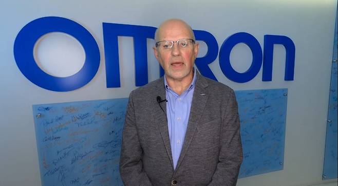 12일(현지시간) CES 2021 온라인 프레스 콘퍼런스에서 랜디 켈러그 옴론 헬스케어 최고경영자(CEO)가 원격 환자 모니터링 서비스와 디지털 건강관리 솔루션을 소개했다.(자료: CES 홈페이지)