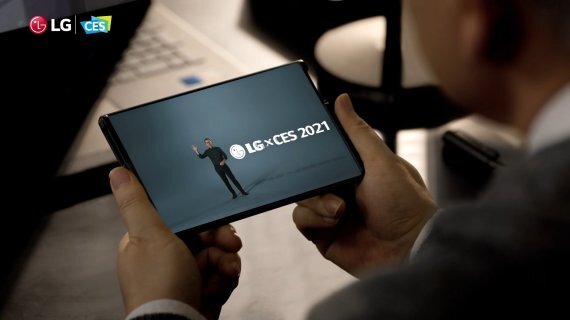 LG전자가 'CES 2021' 프레스 콘퍼런스 영상에서 선보인 롤러블폰 LG전자 제공